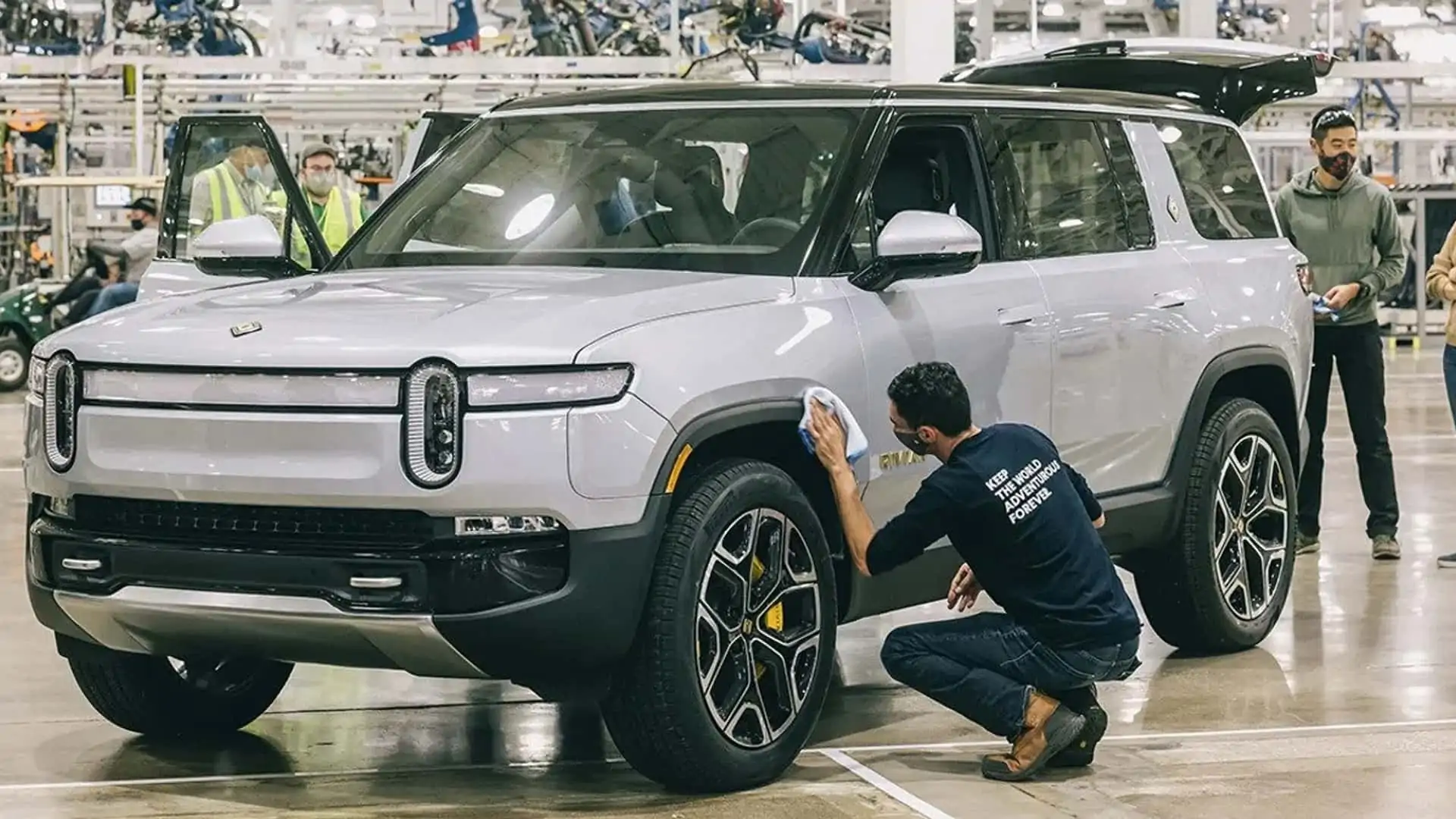 Rivian Prioritises R1S Over R1T: More SUV Demand - 103 Degrees