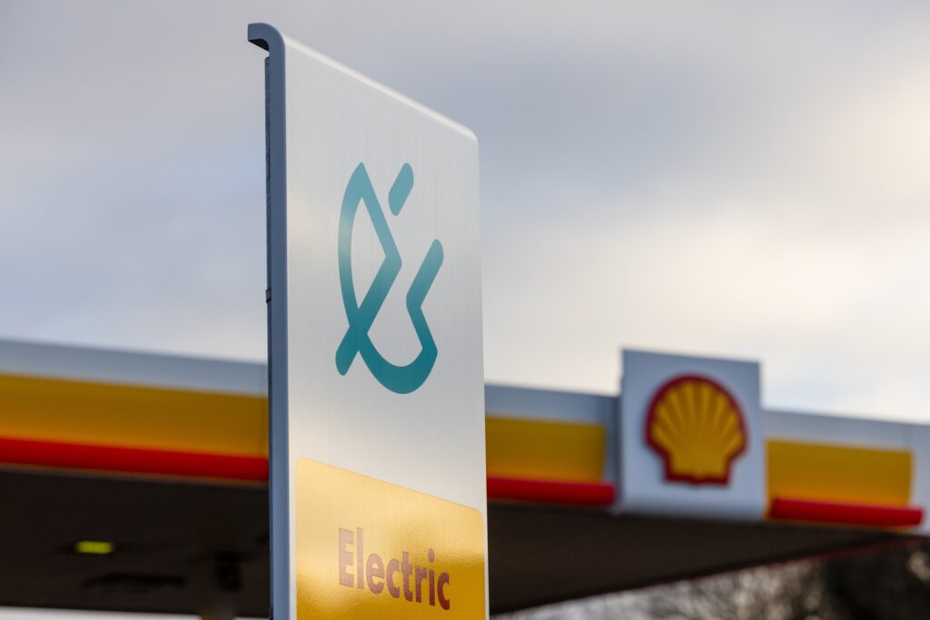 Shell to close 1,000 petrol stations for EV charging.